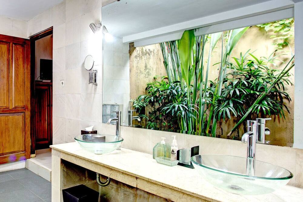 Photo of Bathroom in Sunset Road
