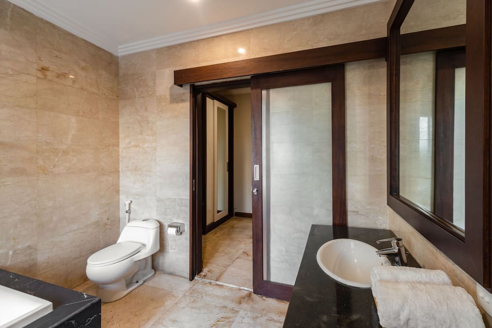 Photo of Bathroom in Sunset Road