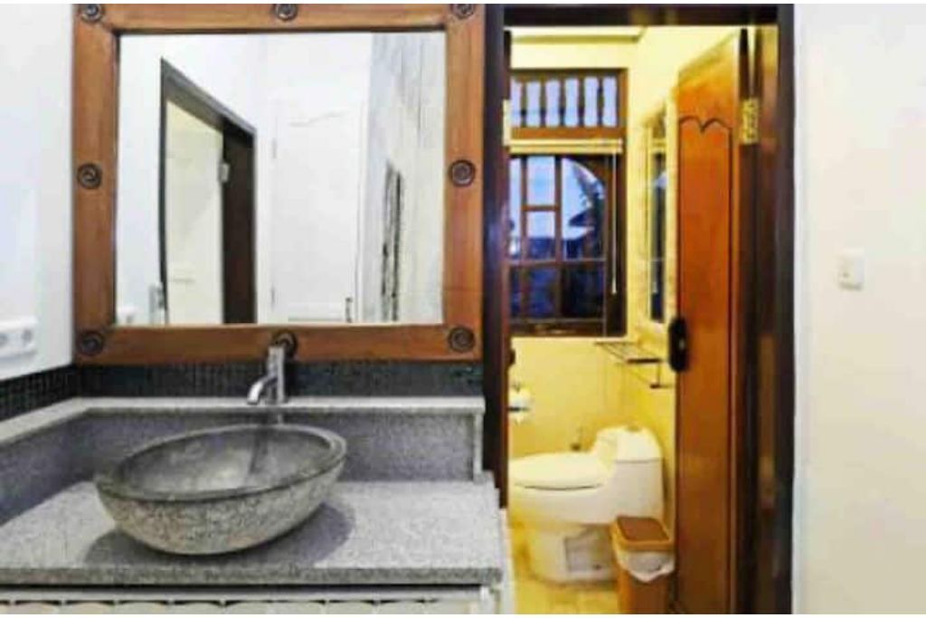 Photo of Bathroom in Kartika Plaza