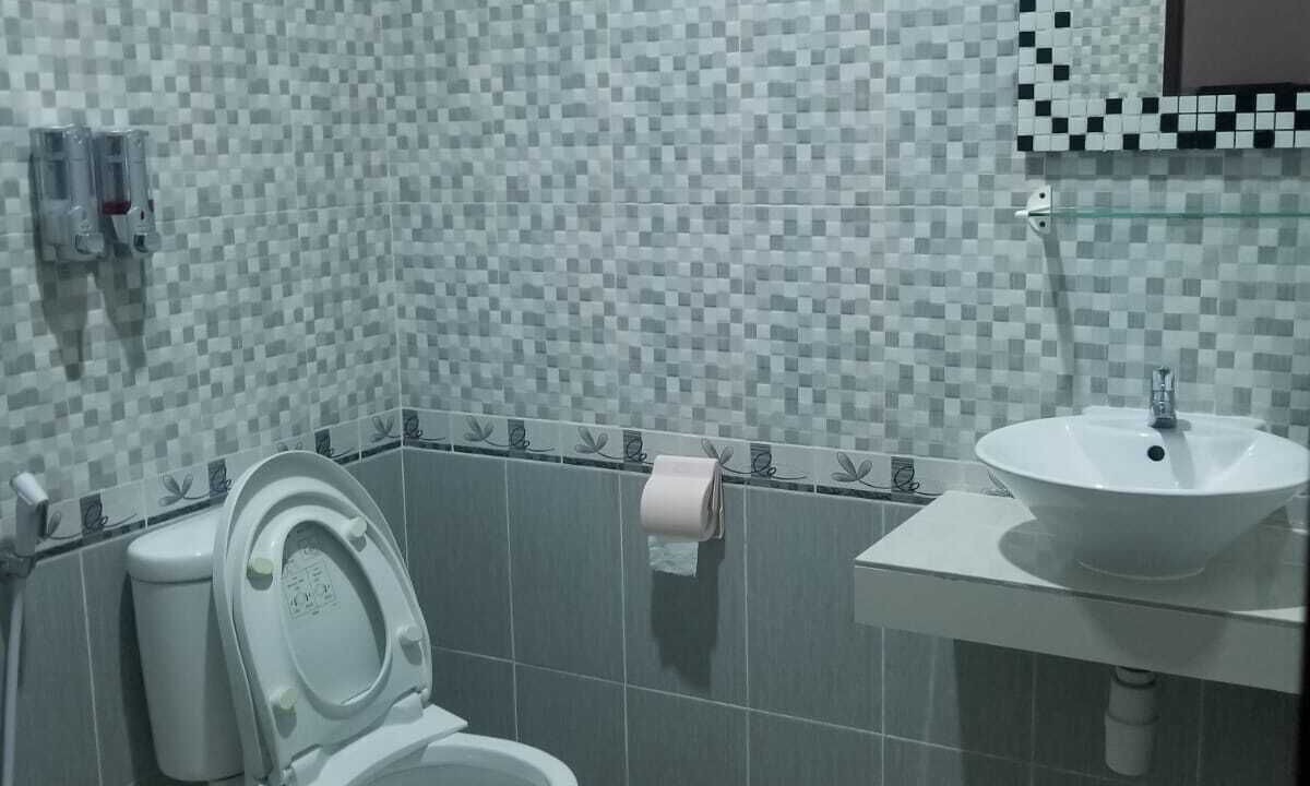 Photo of Bathroom in Kartika Plaza
