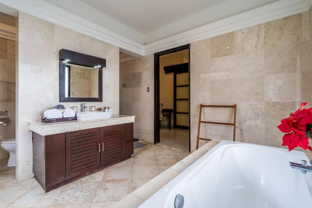 Photo of Bathroom in Petitenget