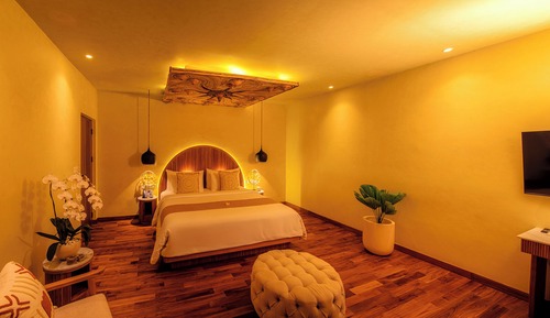Deluxe Suite with Jacuzzi