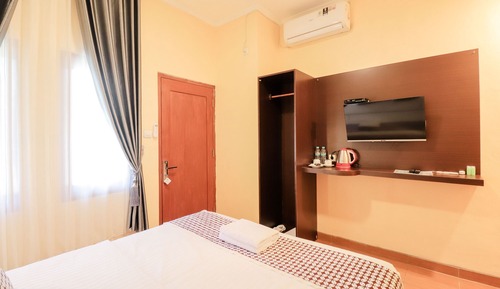 Superior AC Queen Room