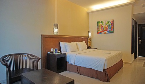 Deluxe Room, 1 King Bed, Non Smoking, Pool Access