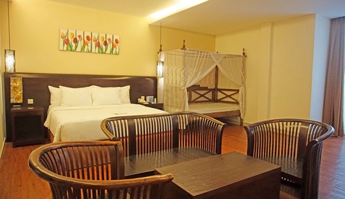 Junior Suite, 1 King Bed, Non Smoking, Garden View