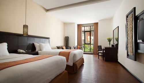 Deluxe Room, 1 King Bed, Smoking, Garden View