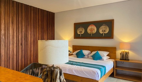 Deluxe Suite, 1 King Bed, Garden View