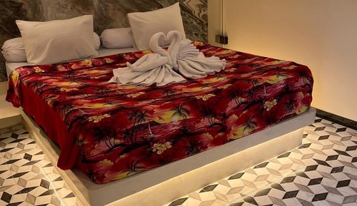 Basic Room, 1 King Bed