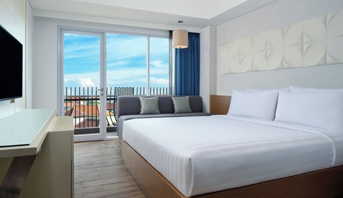 Deluxe Room, 1 Queen Bed, Pool View, Corner (Corner)