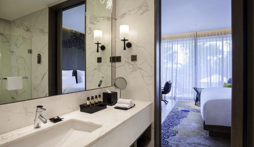 Suite, 1 King Bed, Pool Access