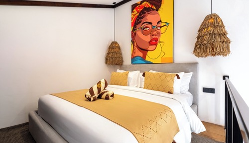 Deluxe Suite, Kitchen, Pool View