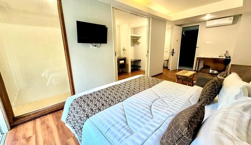 Deluxe Room Pool Access