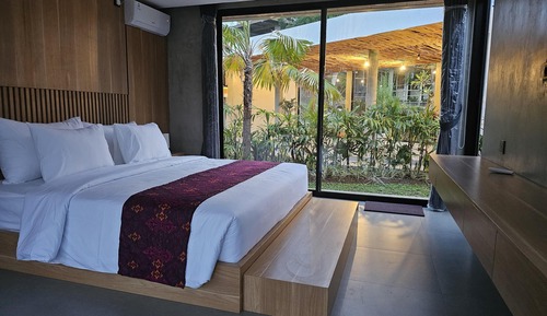 Deluxe Room, 1 King Bed, Garden View