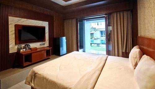 Deluxe Suite, Pool Access