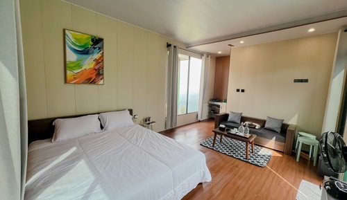 Luxury Suite, 1 Queen Bed, Balcony, Mountain View