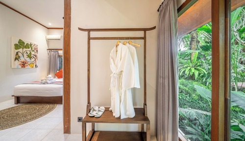 Comfort Room, 1 King Bed, Garden View