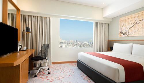 One-Bedroom Suite with City View and Daybed