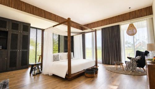 Suite with Mountain View