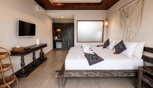 Queen Room with Pool View