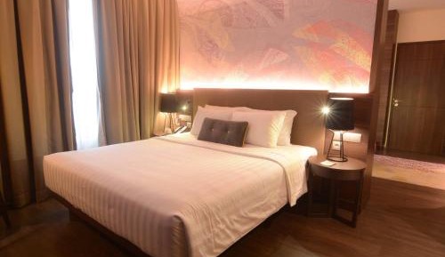 Business Suite with King Bed and Sofa