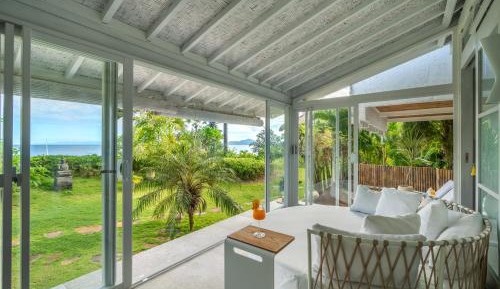 Summer House – Indoor-Outdoor Living · Air-Conditioned Sea View Veranda · Garden Retreat Just Steps from the 36 m Infinity Pool
