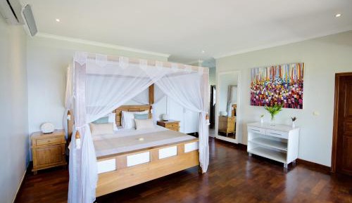 Deluxe Double Room with Side Sea View