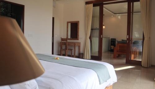 One-Bedroom Apartment with Pool View
