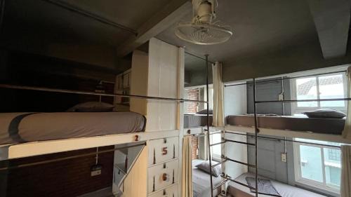 Single Bed in Mixed Dormitory Room