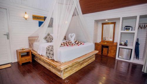 Deluxe Hut Double Room with Pool View