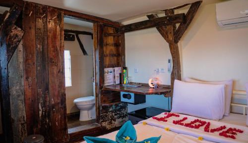 Deluxe Double Room with Side Sea View