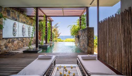 Delight Villa – Romantic Hideaway · Waterfall Pool · Spacious Garden Sanctuary with Stone Bathtub