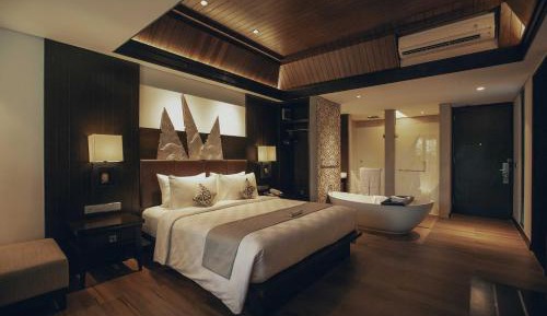 Junior Suite with Pool View