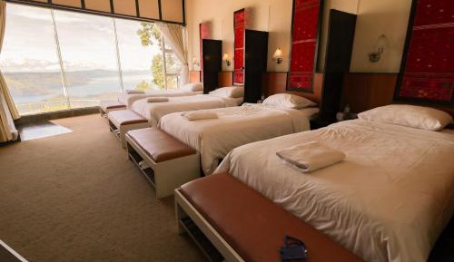 Tongging Deluxe Lodge with Shared Bathroom and Lake Toba View