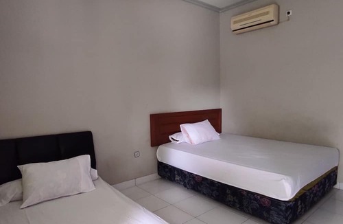 Enrekang Hotel | OYO 93051 Wisma Syariah Buloe Near Lapangan Abubakar Lambogo Batili Enrekang