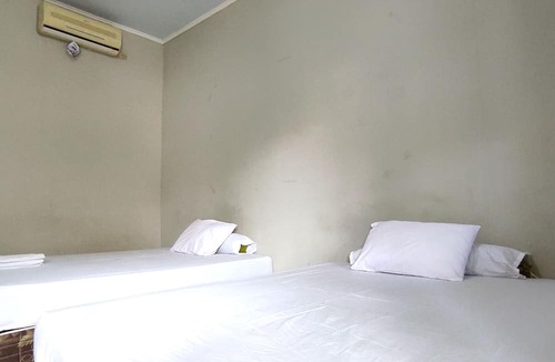 Enrekang Hotel | OYO 93051 Wisma Syariah Buloe Near Lapangan Abubakar Lambogo Batili Enrekang