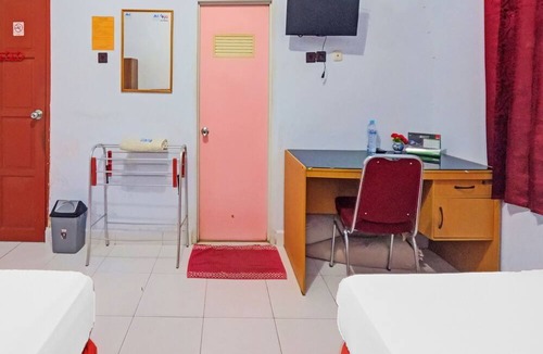 Waitabula Hotel | Hotel O Wisma Arwini Syariah Near Benteng Balangnipa