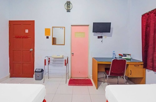 Waitabula Hotel | Hotel O Wisma Arwini Syariah Near Benteng Balangnipa