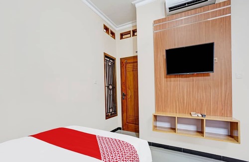 Malang House | OYO 90383 Avisha Guest House Syariah