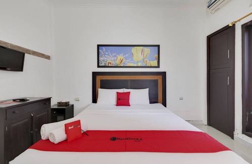 Denpasar Barat Hotel | RedDoorz near Stadion Kompyang Sujana Bali