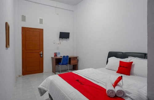 Mamuju Hotel | RedDoorz near Pasar Baru Mamuju