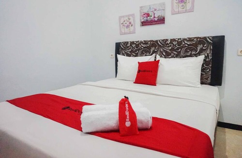 Malang Hotel | RedDoorz near Velodrome Malang 2