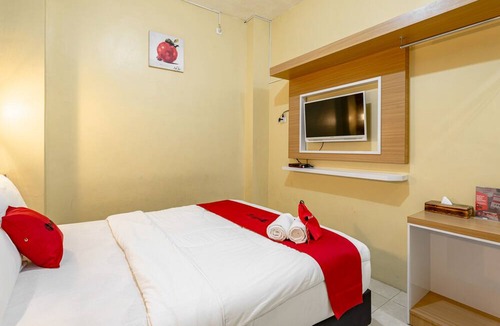 Beji Hotel | RedDoorz near Dino Park
