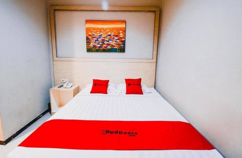Makassar Hotel | RedDoorz Plus near Sultan Hasanuddin Airport