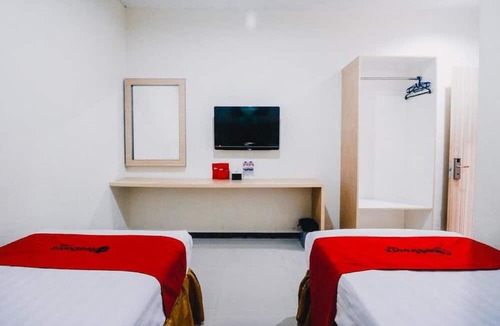 Makassar Hotel | RedDoorz Plus near Sultan Hasanuddin Airport