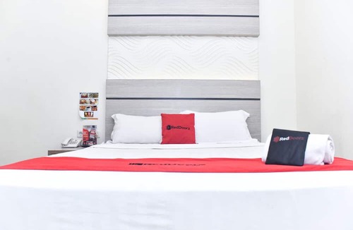 Makassar Hotel | Reddoorz Plus near Makassar Town Square