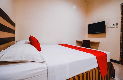 Makassar Hotel | Reddoorz Plus near Makassar Town Square