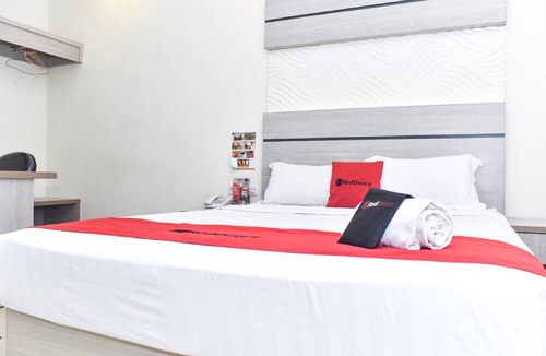 Makassar Hotel | Reddoorz Plus near Makassar Town Square