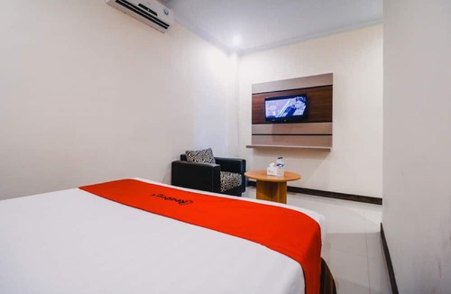 Makassar Hotel | Reddoorz Plus near Makassar Town Square