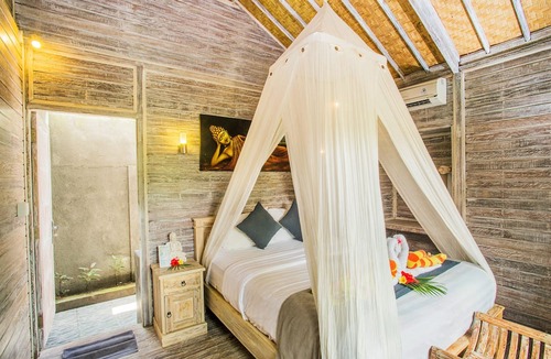 Mushroom Bay Hotel | The Syron Huts Lembongan