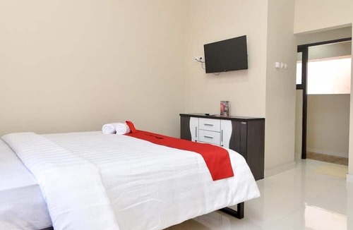 Pemecutan Kelod Hotel | RedDoorz Plus near Jalan Imam Bonjol Denpasar